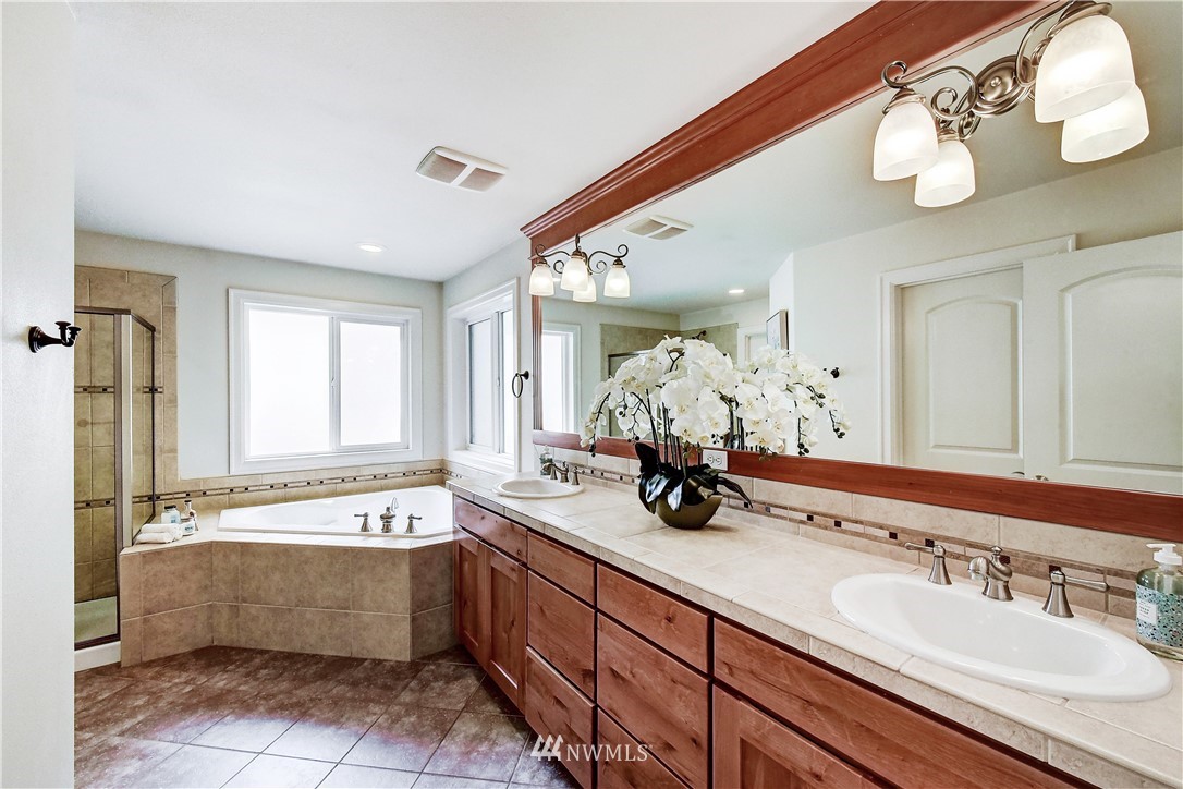 20903 Pioneer Way Edmonds, WA 98026 - Photo 14 of 21 a bathroom with a tub sink and mirror