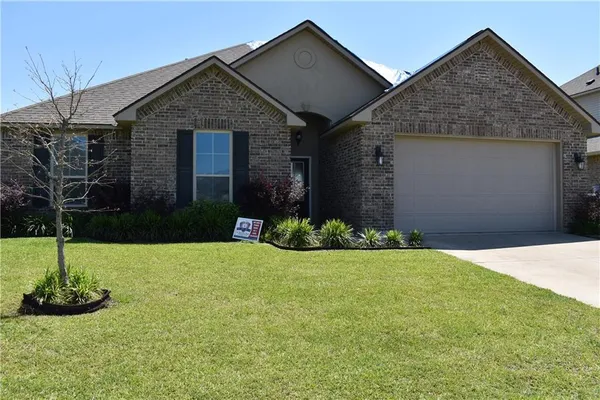 $2,300 | 329 East Lake Drive, Slidell, LA 70461
