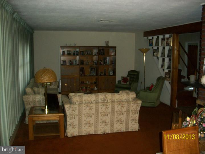 29 Roving Road Levittown, PA 19056 - Photo 3 of 8 Living Room