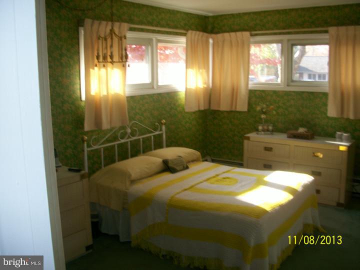 29 Roving Road Levittown, PA 19056 - Photo 7 of 8 Bedroom - Main