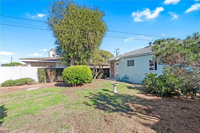 a view of a backyard