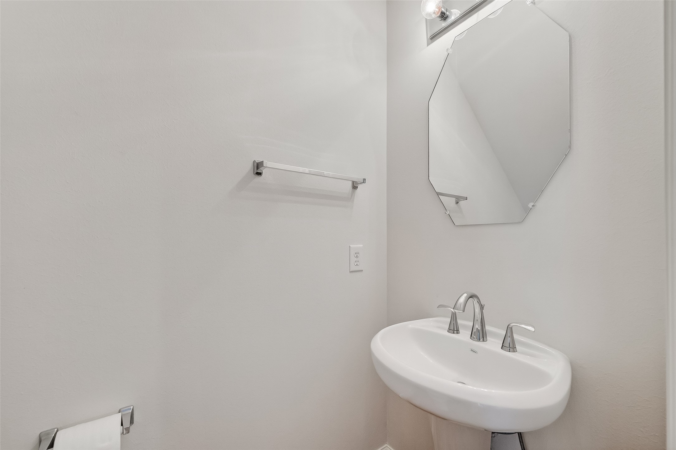 5951 S Loop East, Unit 47 Houston, TX 77033 - Photo 28 of 37 Downstairs half bath.
