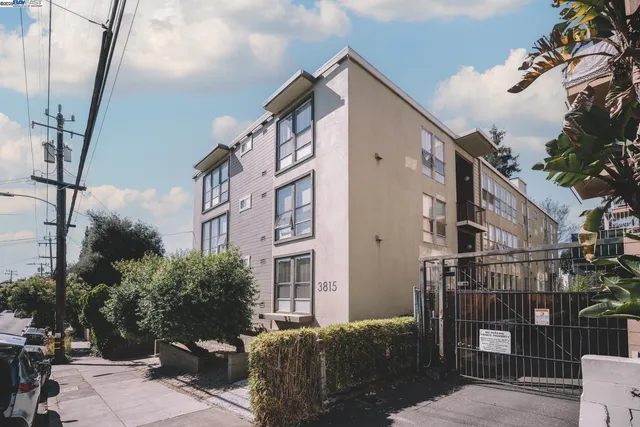 a view of entryway with a front door
