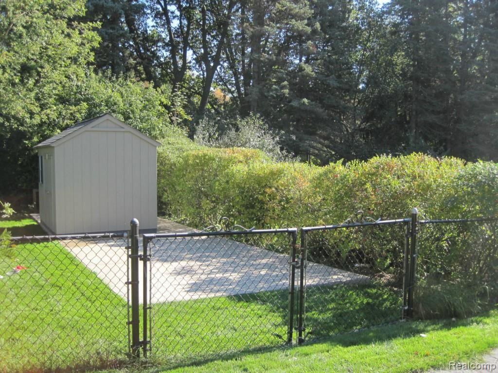 786 Ironstone Drive Rochester, MI 48309 - Photo 33 of 48 Fenced Yard