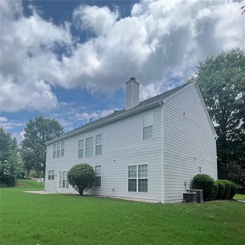 a view of a house with a backyard
