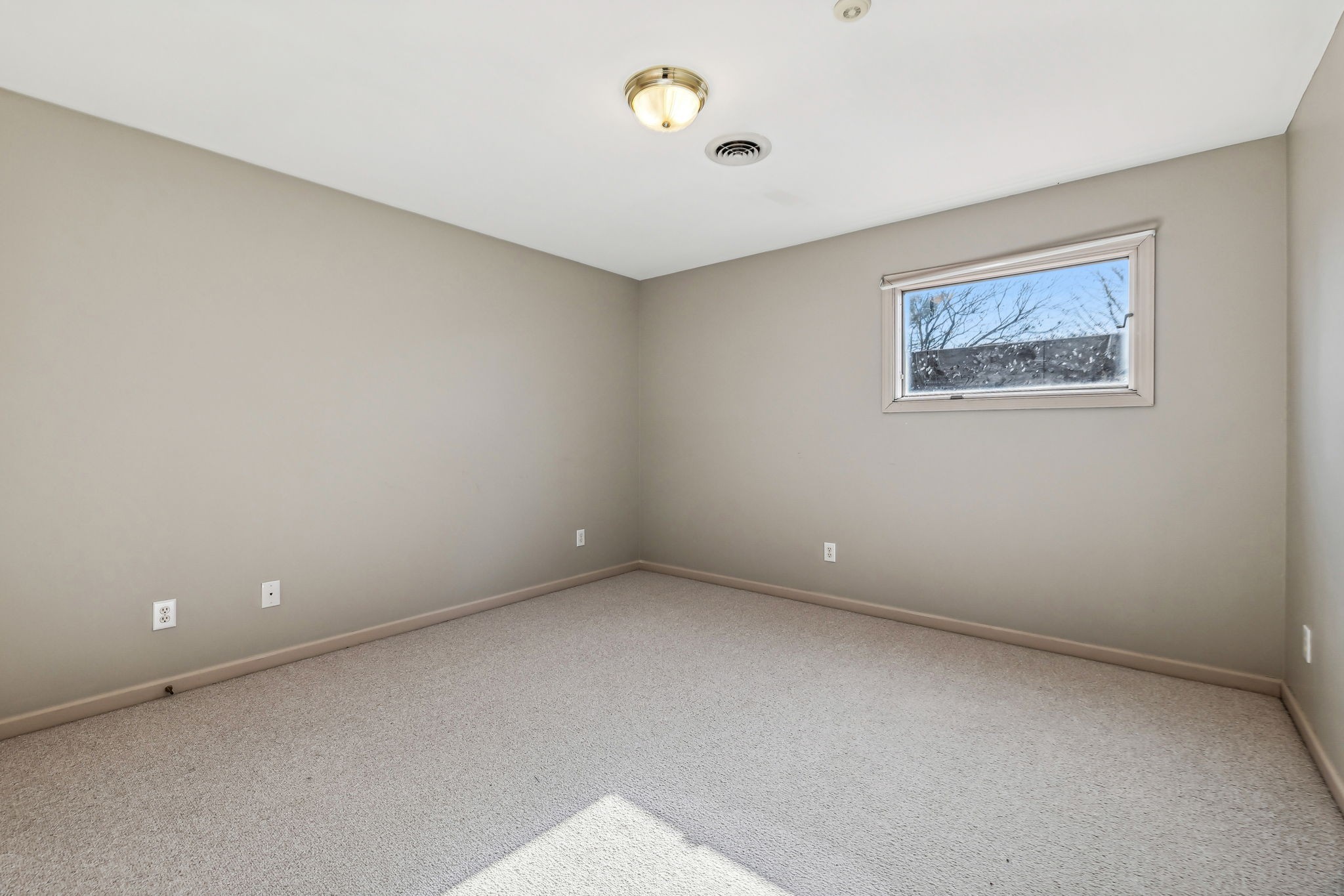 700 3rd Avenue West Springfield, TN 37172 - Photo 29 of 55 a view of an empty room