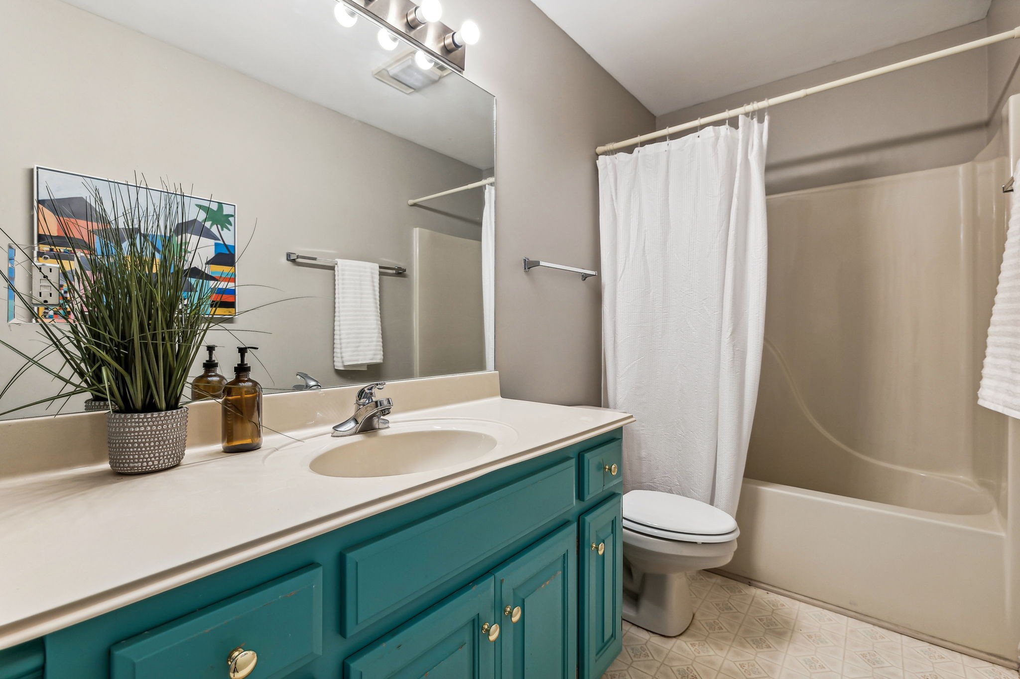 700 3rd Avenue West Springfield, TN 37172 - Photo 33 of 55 a bathroom with a sink a toilet and shower
