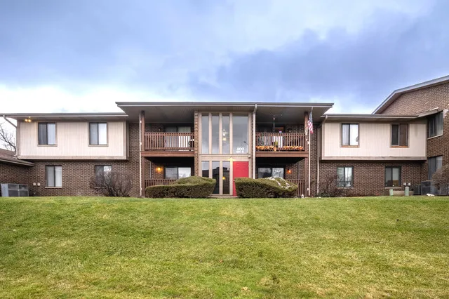 $2,100 | 800 Brook Drive, Unit 1, Streamwood, IL 60107