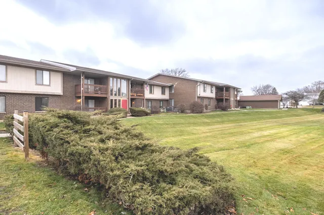 $2,100 | 800 Brook Drive, Unit 1, Streamwood, IL 60107