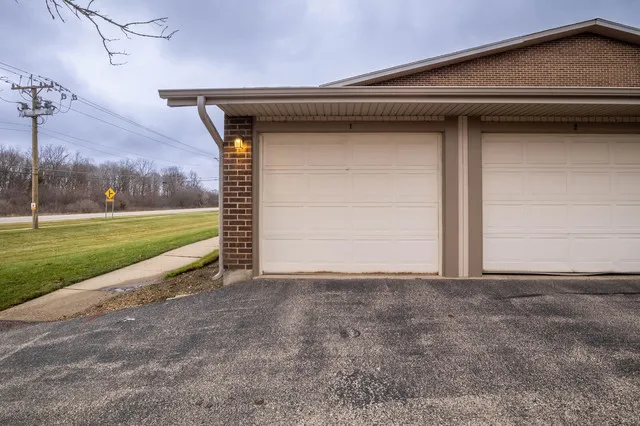 $2,100 | 800 Brook Drive, Unit 1, Streamwood, IL 60107