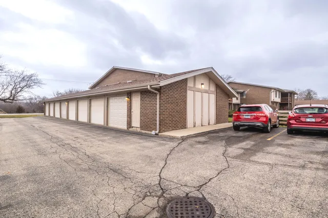 $2,100 | 800 Brook Drive, Unit 1, Streamwood, IL 60107