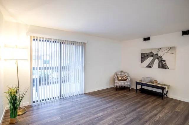 $2,100 | 800 Brook Drive, Unit 1, Streamwood, IL 60107