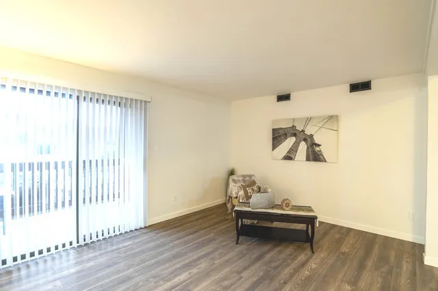 $2,100 | 800 Brook Drive, Unit 1, Streamwood, IL 60107