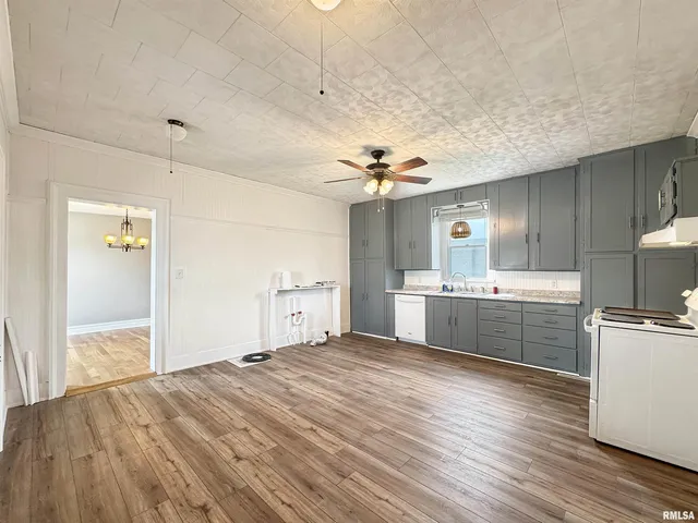 $180,000 | 370 West Carter Street, Fairview, IL 61432