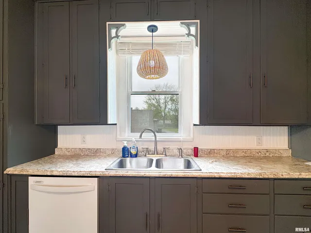 $180,000 | 370 West Carter Street, Fairview, IL 61432