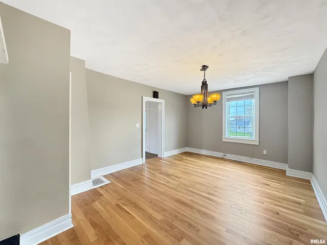 $180,000 | 370 West Carter Street, Fairview, IL 61432