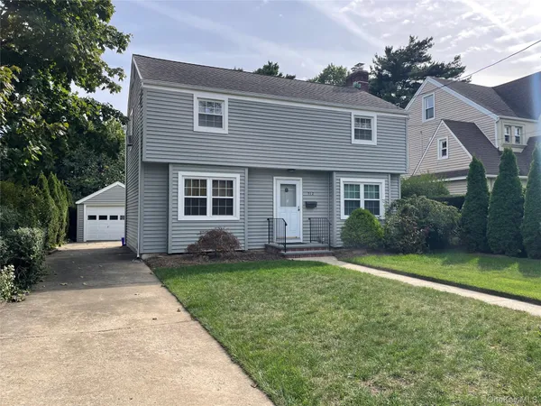 $635,000 | 712 Demott Avenue, Baldwin, NY 11510