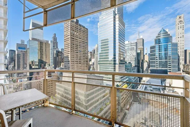 $1,845,000 | 205 East 59th Street, Unit 20B | Lenox Hill