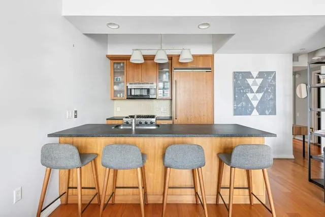 $1,845,000 | 205 East 59th Street, Unit 20B | Lenox Hill