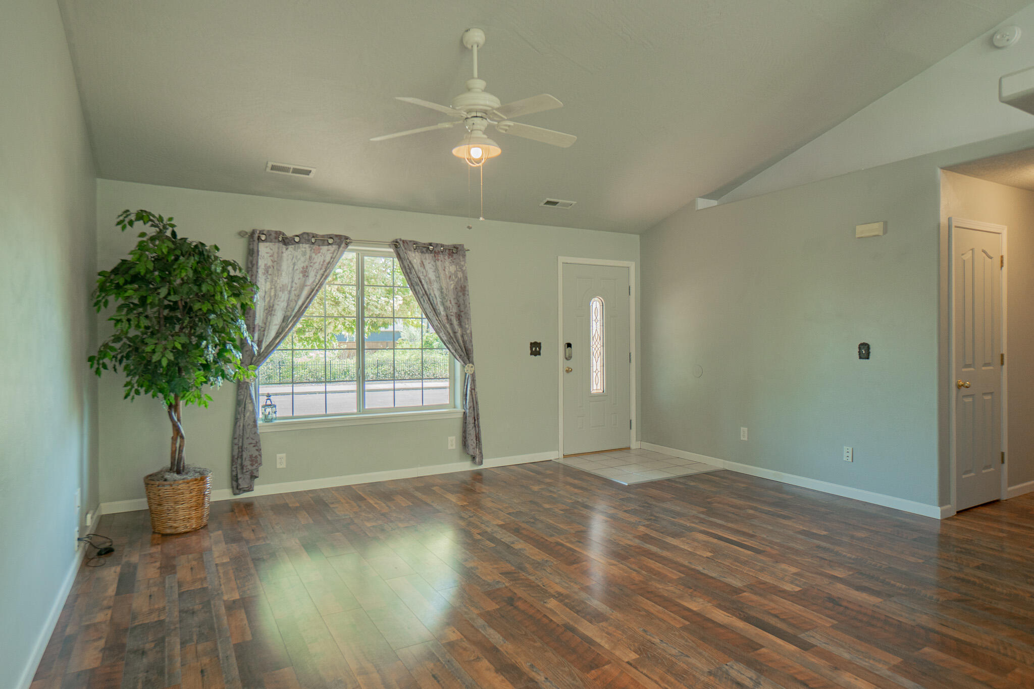 498 Merlee Circle Eagle Point, OR 97524 - Photo 7 of 26 20