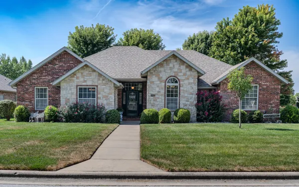 $384,900 | 5621 North 10th Avenue, Ozark, MO 65721