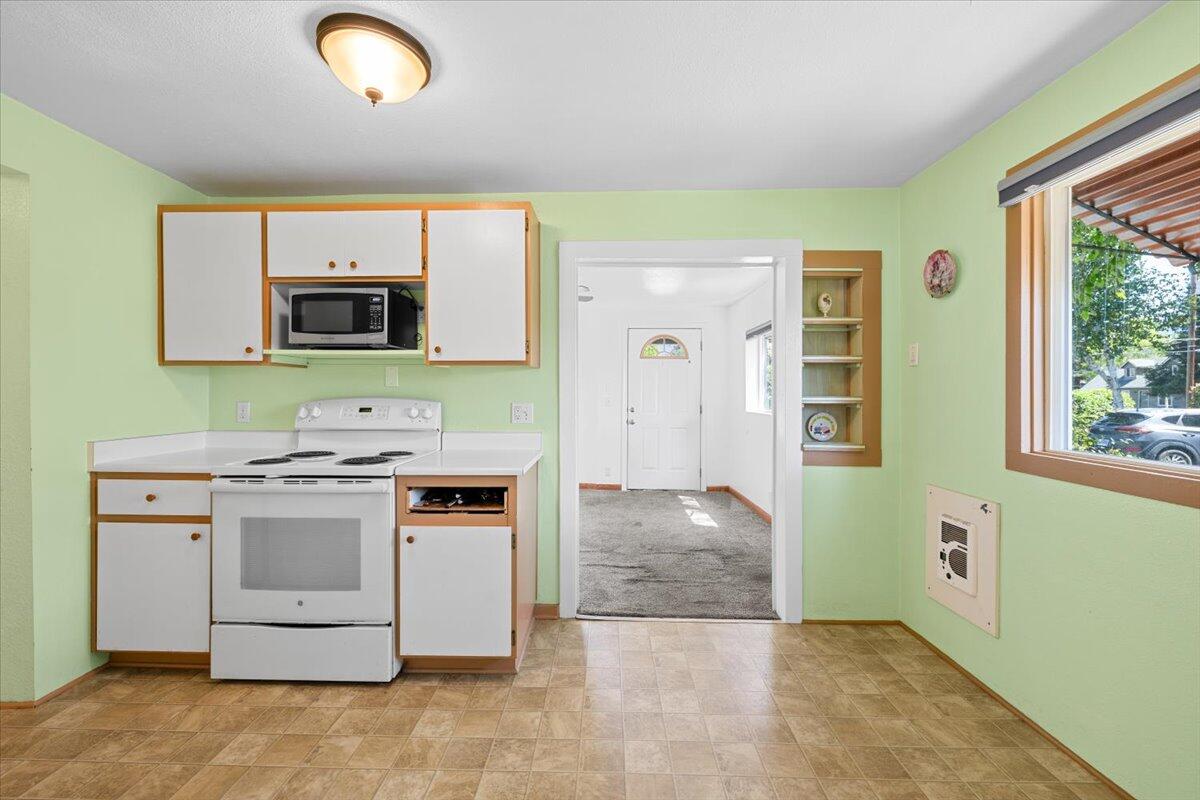 515 Southeast Riverside Avenue Grants Pass, OR 97526 - Photo 9 of 22 09-CI_8089