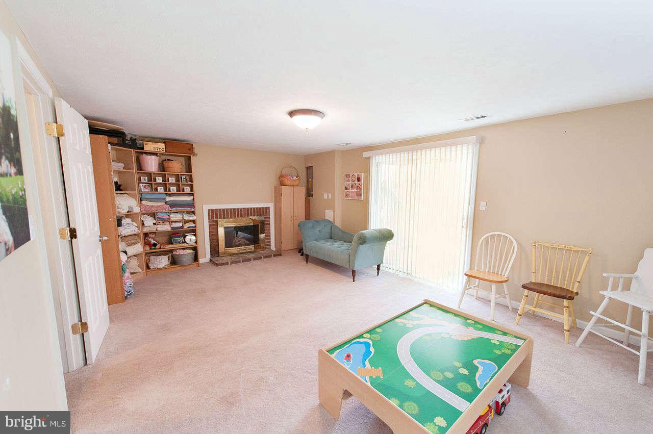 1047 Grovehill Road Baltimore, MD 21227 - Photo 14 of 30 Family Room