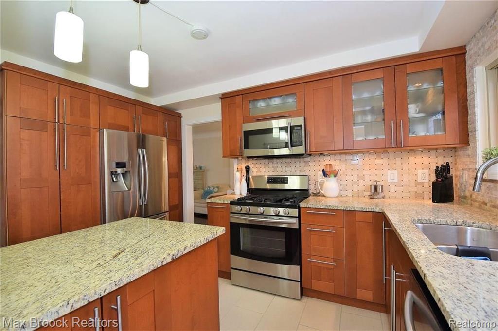 16157 Reedmere Avenue Beverly Hills, MI 48025 - Photo 3 of 19