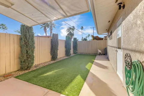 a view of a backyard