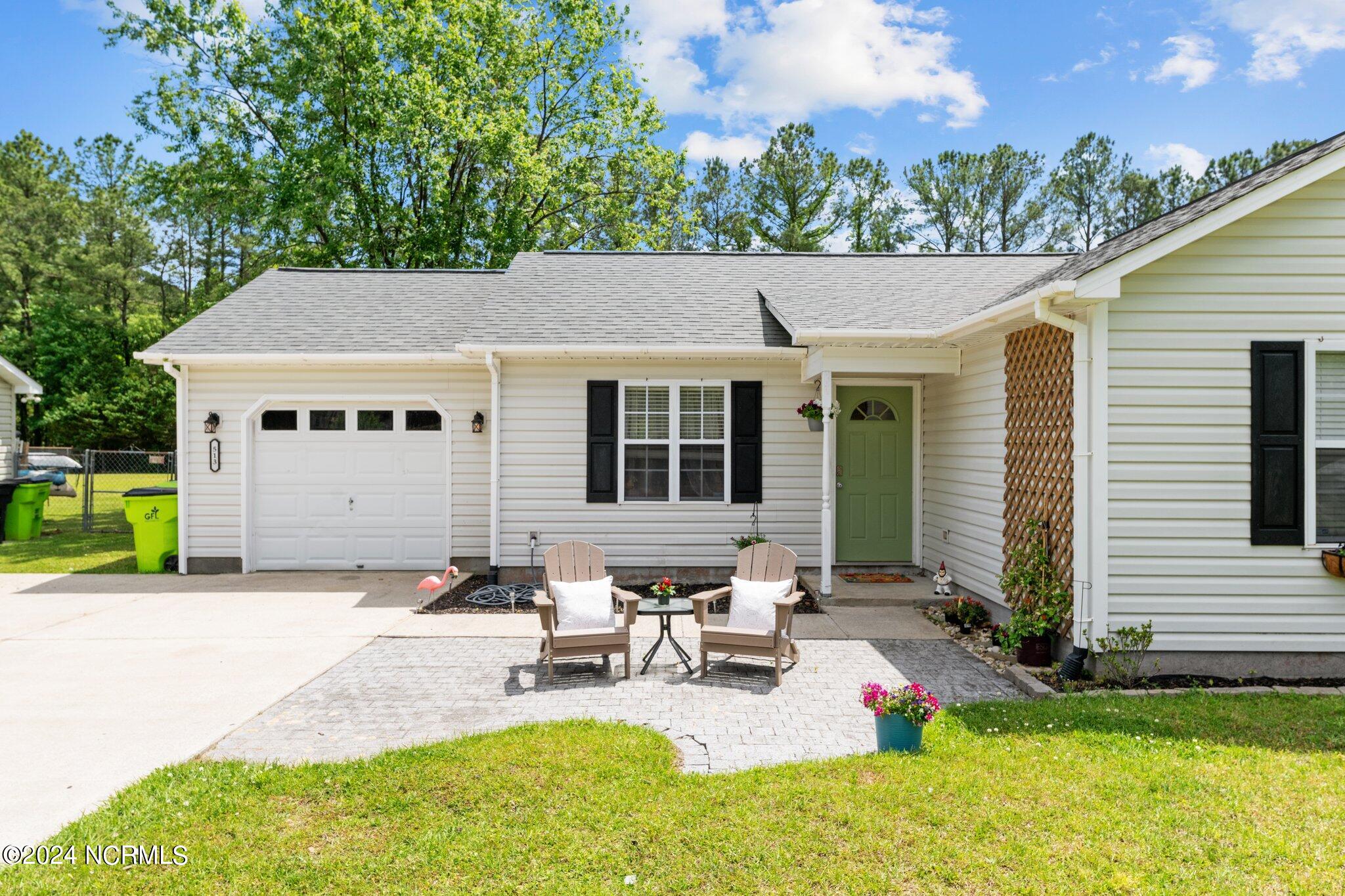 513 West Grantham Road New Bern, NC 28562 - Photo 2 of 24 Welcome home.