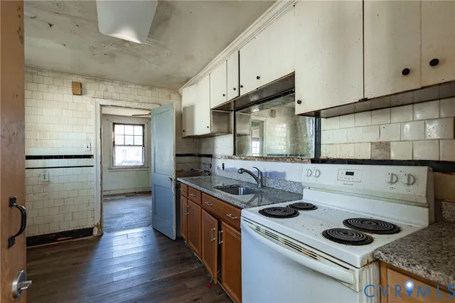 a kitchen with a stove and a refrigerator