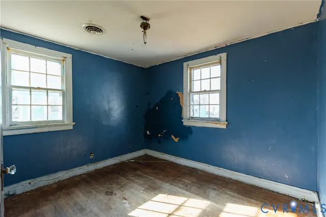 a view of empty room with ceiling fan