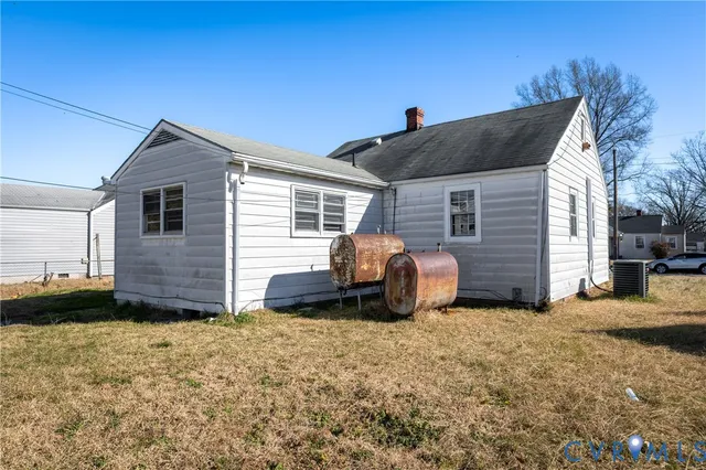 a house view with a backyard space