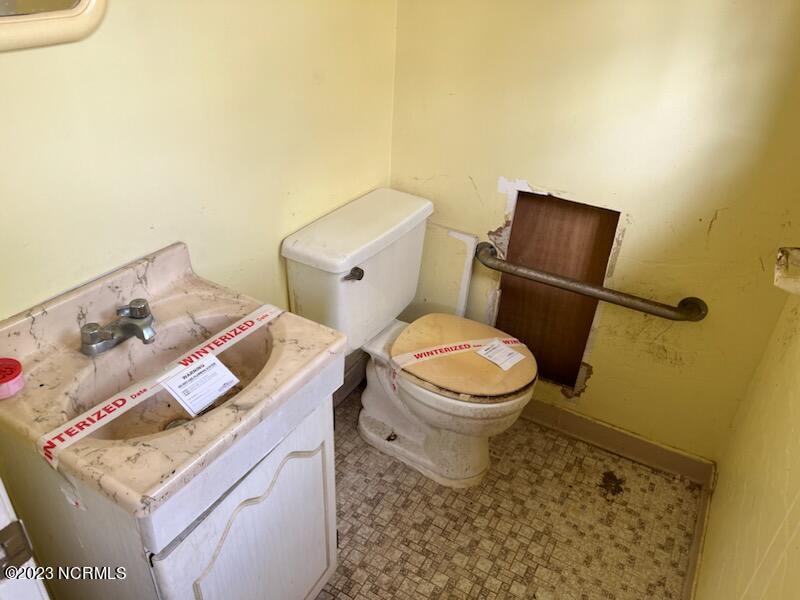 538 Cathay Road Wilmington, NC 28412 - Photo 6 of 12 Primary Bathroom View 1