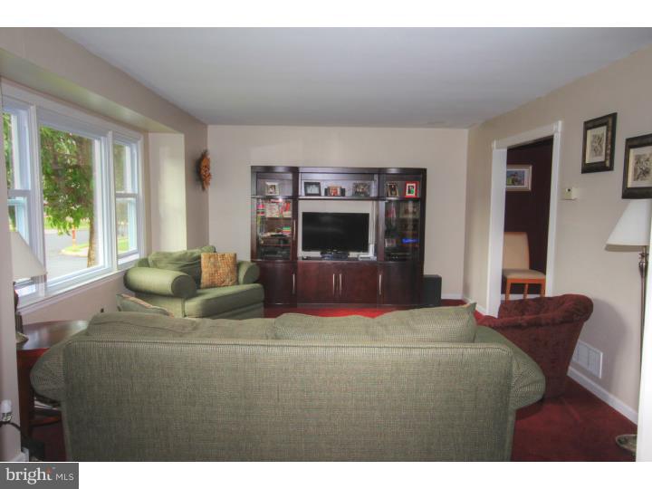 504 Valmore Road Fairless Hills, PA 19030 - Photo 14 of 25 Living Room