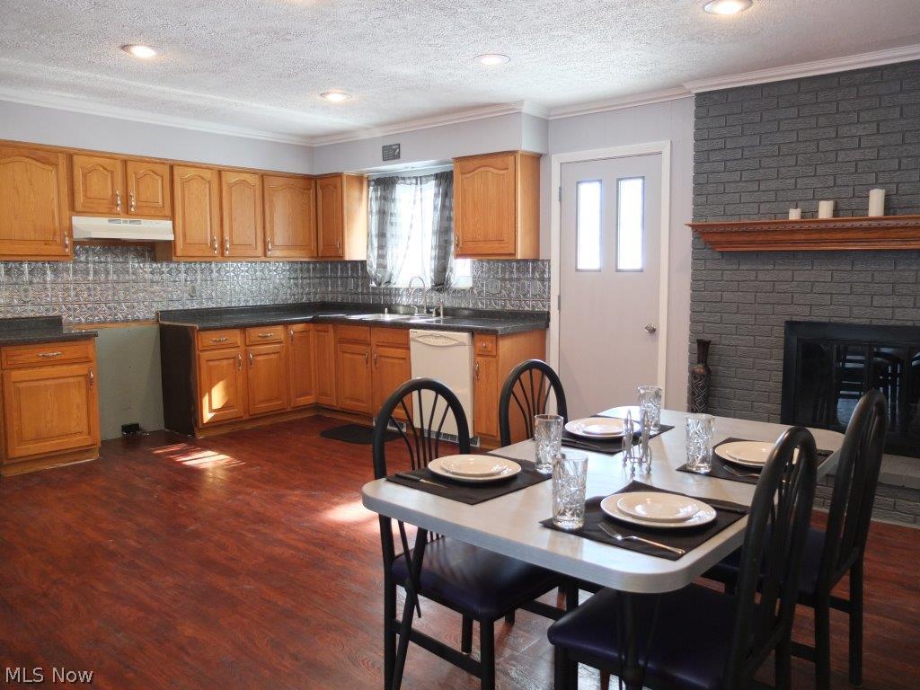 3262 Boyne Road Barberton, OH 44203 - Photo 5 of 20 Open kitchen and dining room.