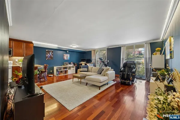 $464,500 | 1055 River Road, Unit 302, Edgewater, NJ 07020