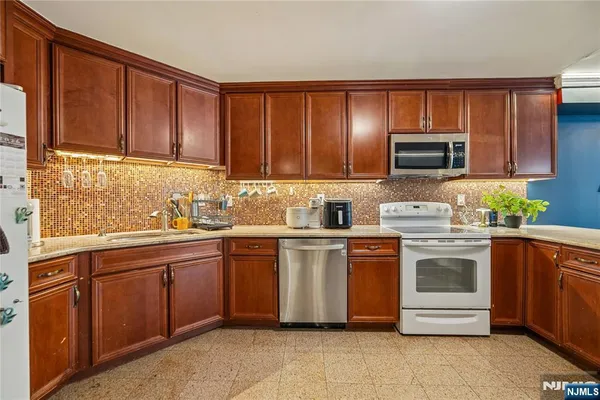 $464,500 | 1055 River Road, Unit 302, Edgewater, NJ 07020