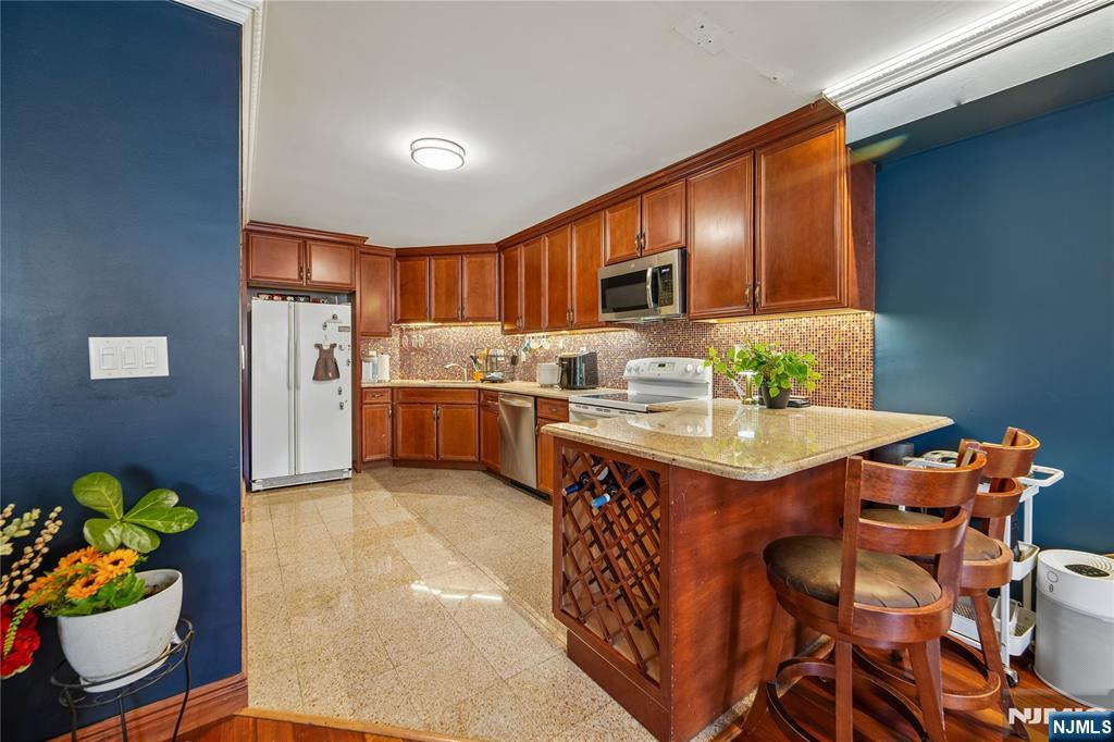 1055 River Road, Unit 302 Edgewater, NJ 07020 - Photo 5 of 20