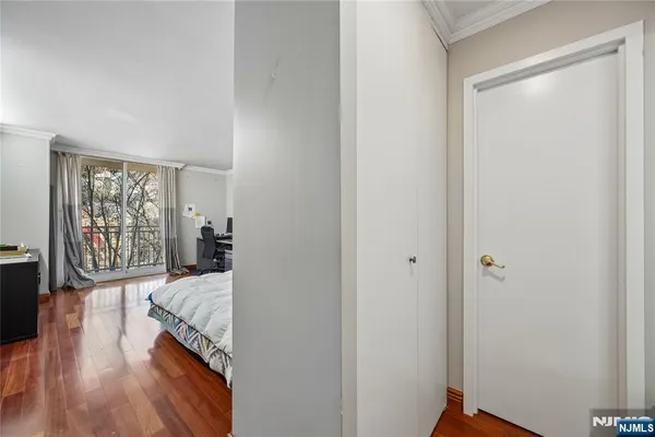 $464,500 | 1055 River Road, Unit 302, Edgewater, NJ 07020