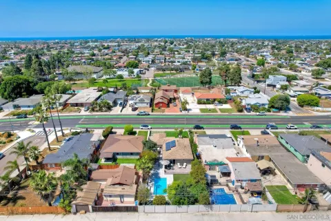 a view of entryway with outdoor area