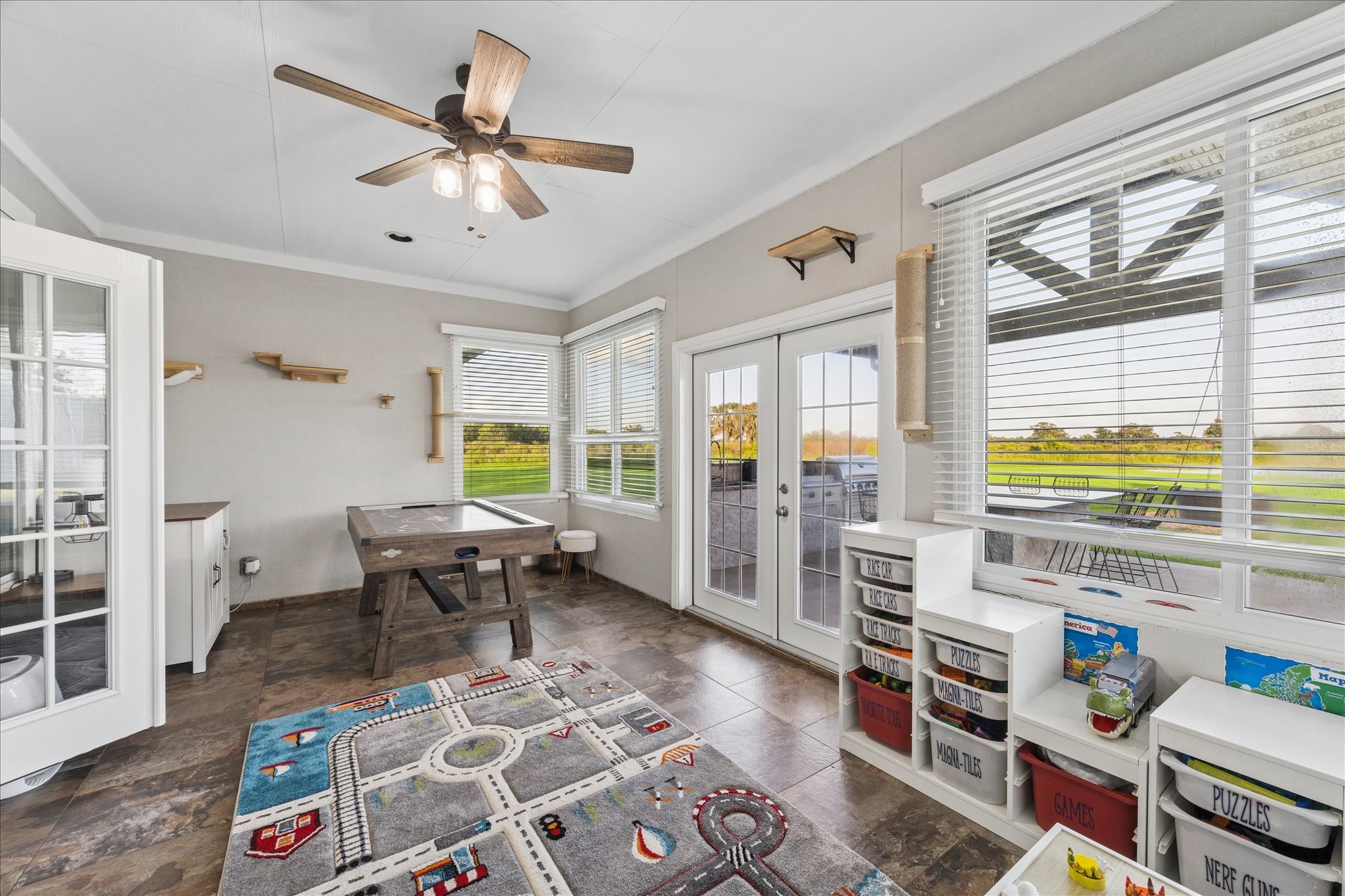 2702 Horseshoe Lane Rosharon, TX 77583 - Photo 28 of 43 Sunroom overlooks the backyard and provides a seamless transition to outdoor living.