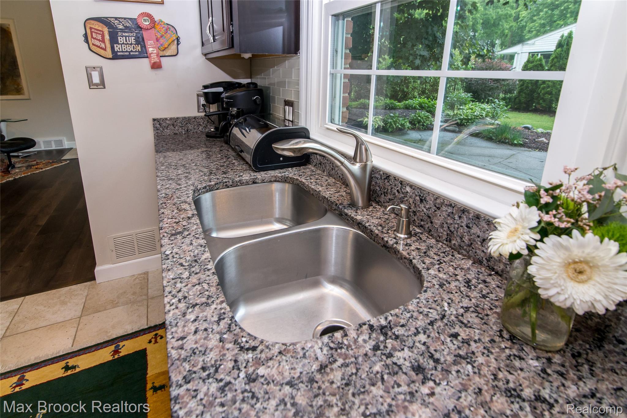 6799 East Dartmoor Road West Bloomfield, MI 48322 - Photo 11 of 36 025_25.jpg