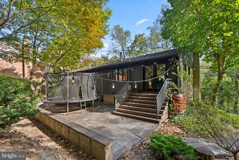 a view of house with a yard