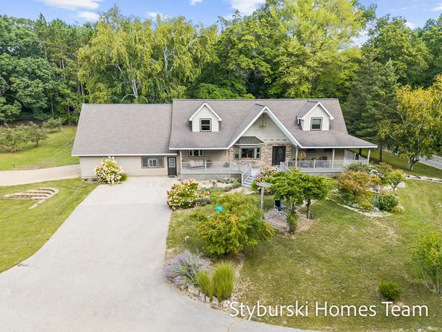 $900,000 | 226 North 176th Avenue, Walkerville, MI 49459