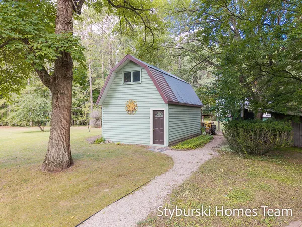 $600,000 | 226 North 176th Avenue, Walkerville, MI 49459