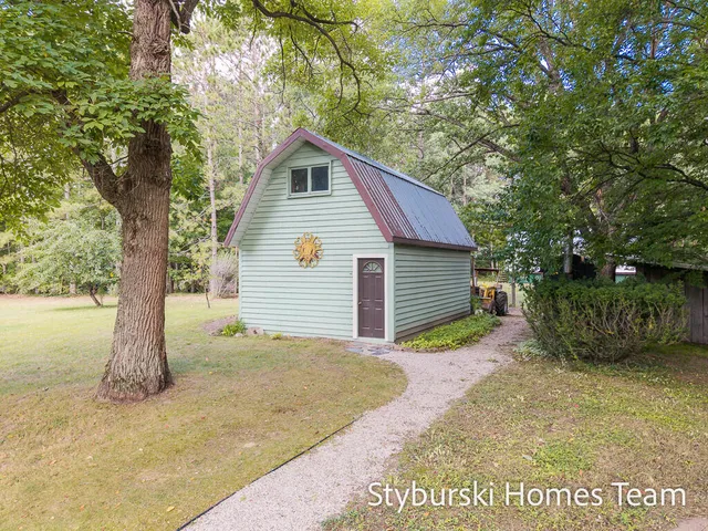 $900,000 | 226 North 176th Avenue, Walkerville, MI 49459