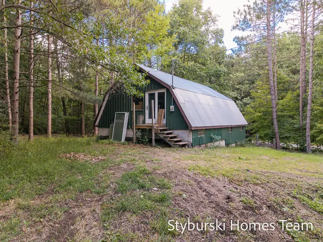 $900,000 | 226 North 176th Avenue, Walkerville, MI 49459