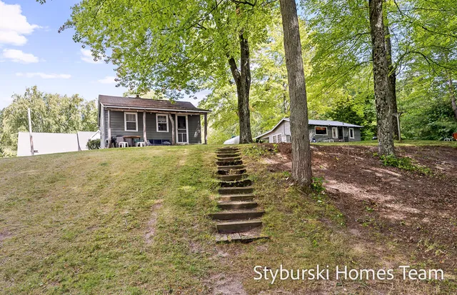 $900,000 | 226 North 176th Avenue, Walkerville, MI 49459