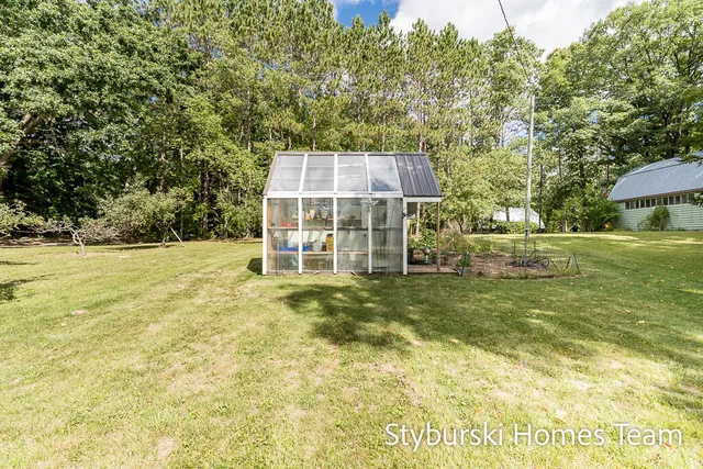 $900,000 | 226 North 176th Avenue, Walkerville, MI 49459